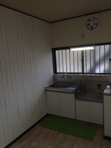 ダイニングキッチンは、杉のぬき板にホワイトペンキ