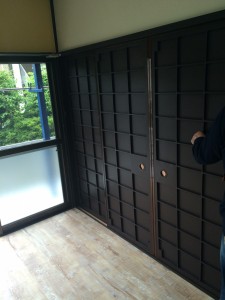 ふすま紙をはがしペンキ塗り